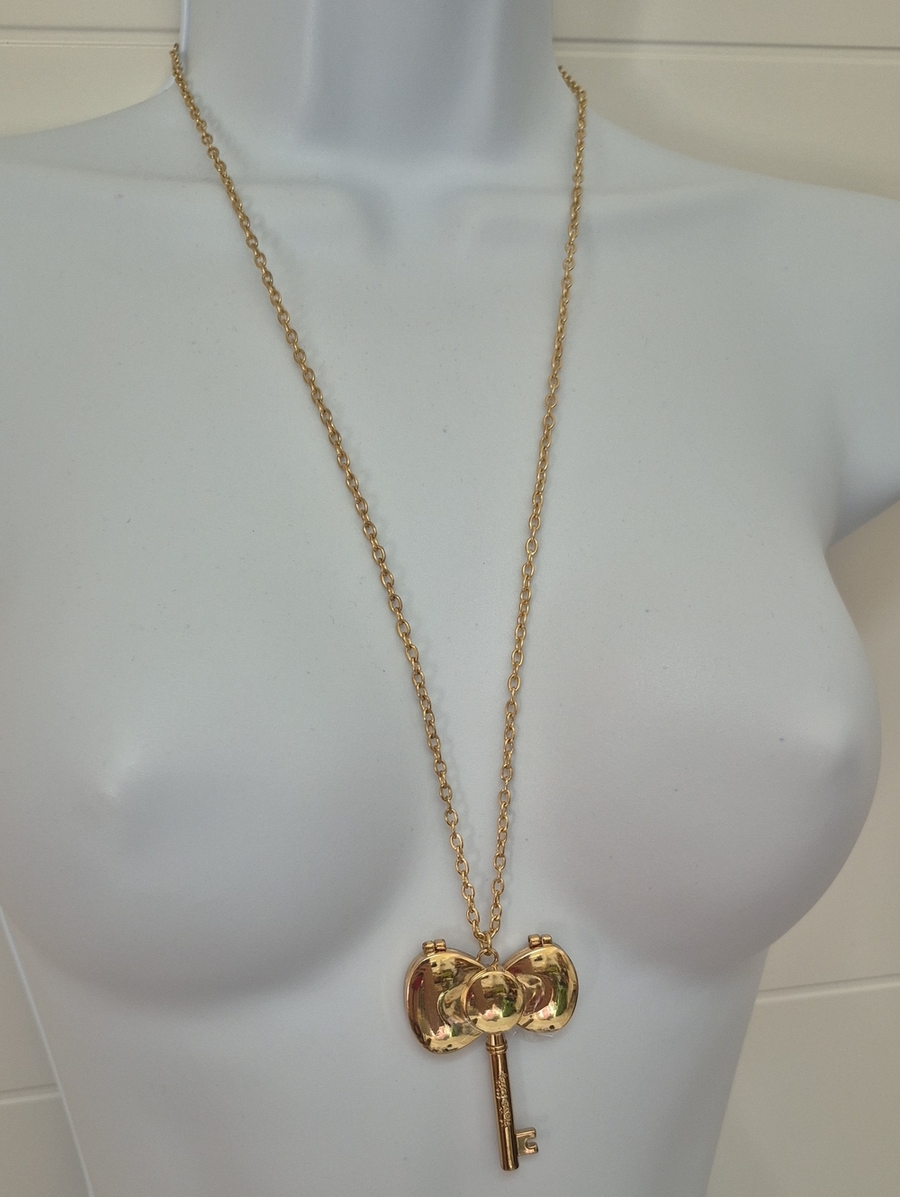 Sephora Hello Kitty Bow Key Pendant Necklace Compact Locket Mirror NWOT Sanro